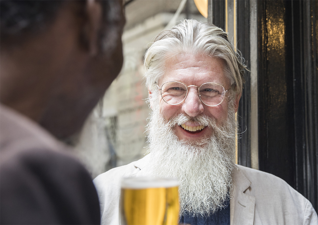 Zwei Männer mit Bier im Freien
