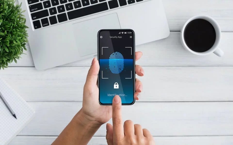 Eine Hand mit einem Handy. Es wird gerade der Identifikationsprozess zur Bildschirmfreigabe gestartet. 