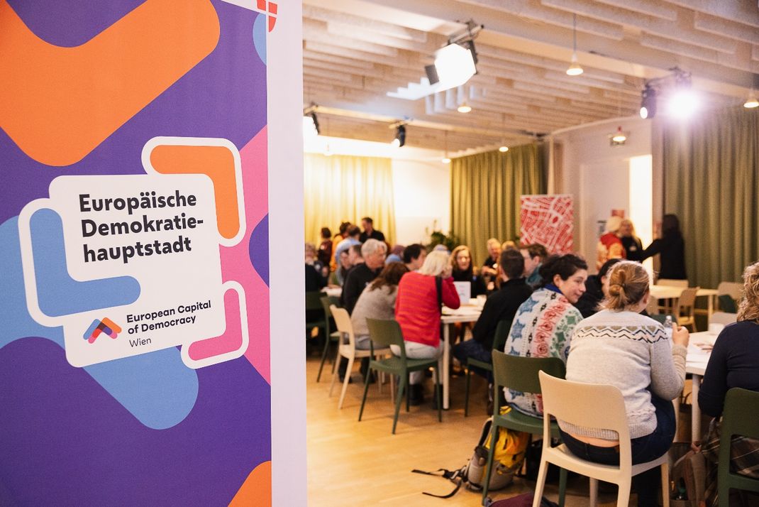 Ein Bild, das Kleidung, Stuhl, Mobiliar, Tisch enthält.

KI-generierte Inhalte können fehlerhaft sein.