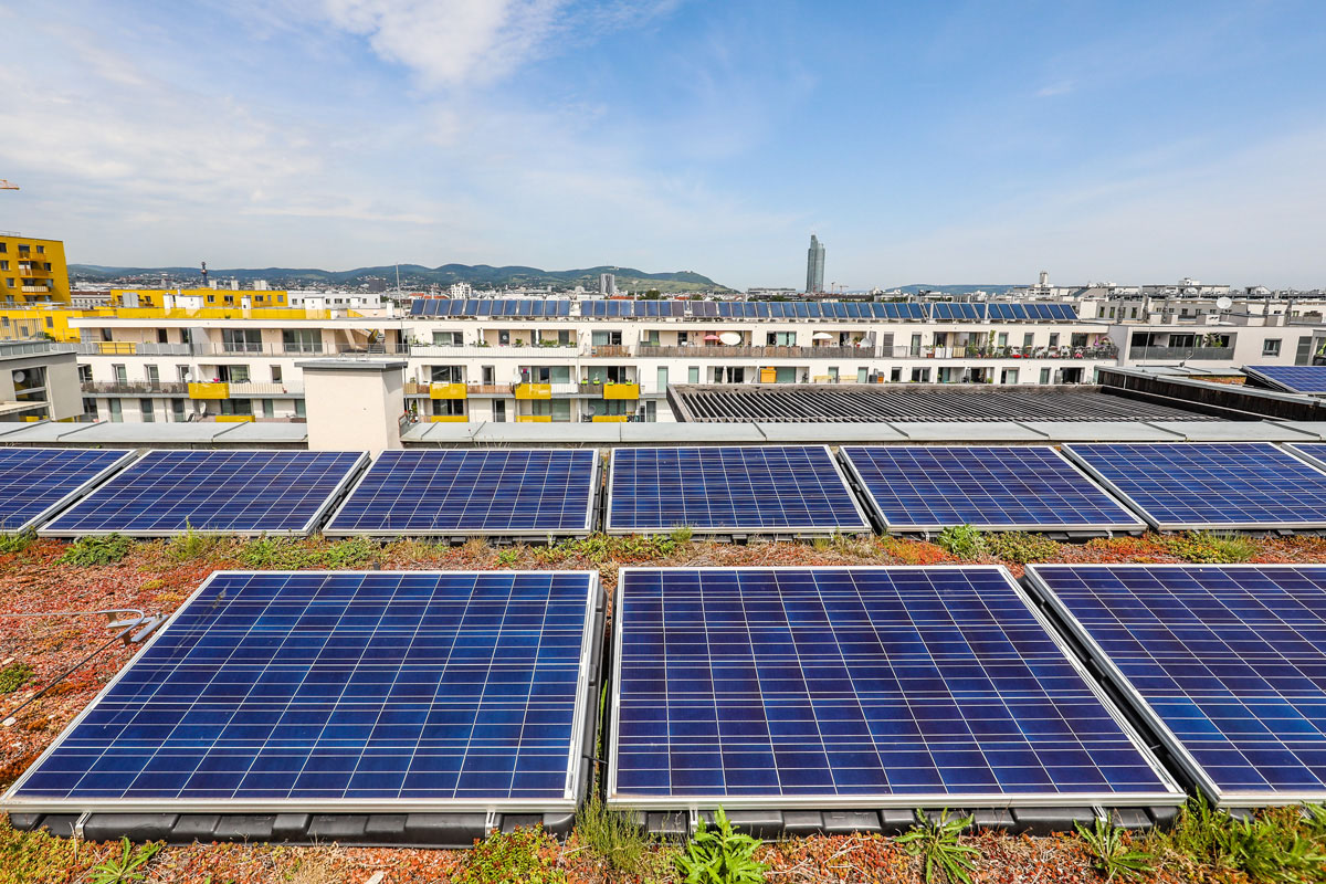 Neubauten in Klimaschutz-Gebieten werden ausschließlich mit hocheffizienten Energiesystemen versorgt, wie beispielsweise erneuerbarer Sonnenenergie. © Stadt Wien/C.Fürthner