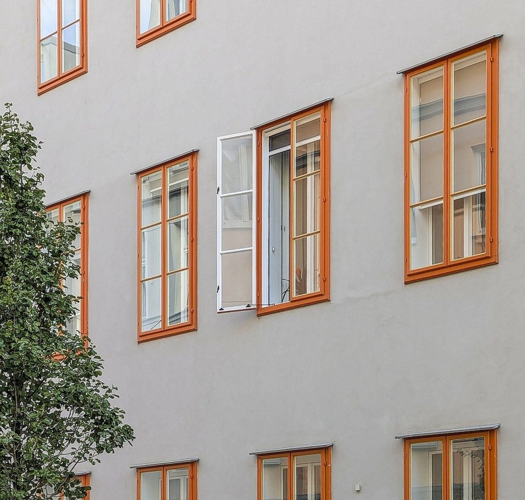 Entdekorierte Gründerzeitfassade mit Erneuerung der historischen Kastenfenster. Der neue Innenflügel wurde mit Isolierverglasung ausgeführt.