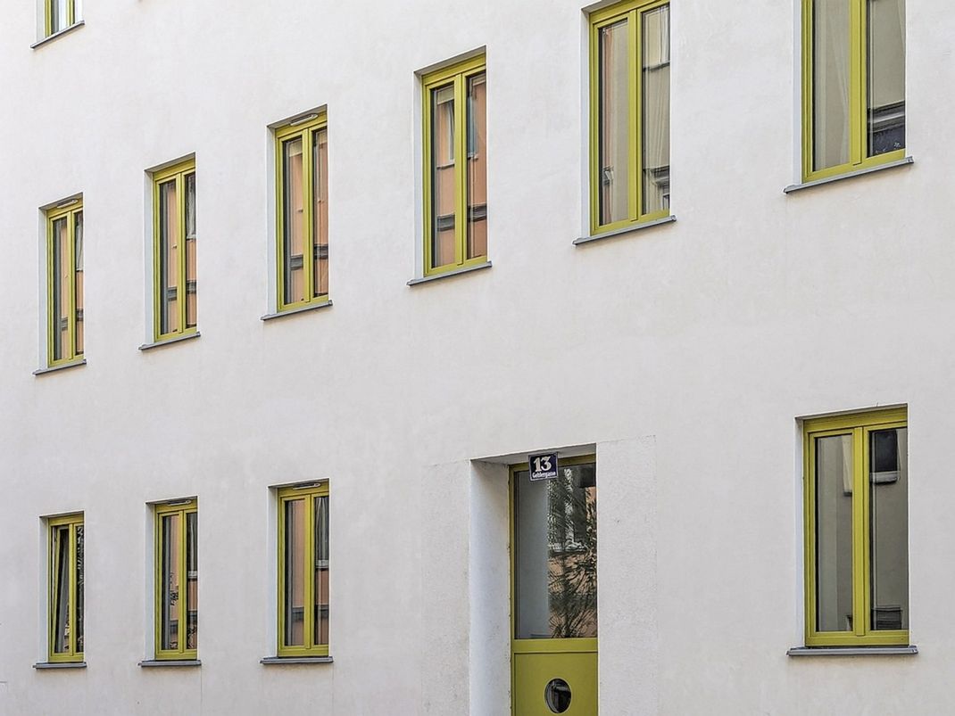 Entdekorierte Gründerzeitfassade. Fenstertausch auf einschichtige Rahmenstockfenster mit schlanken Profilen und  in zeitgemäßer Ausgestaltung.
