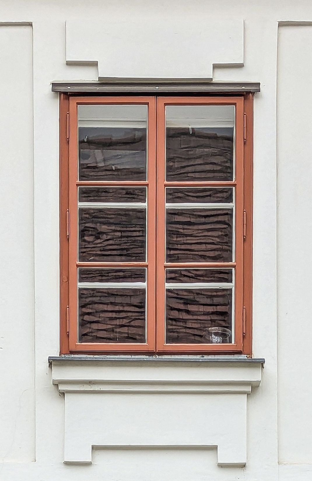 Biedermeier Fassade mit sanierten historischen Kastenfenstern. 