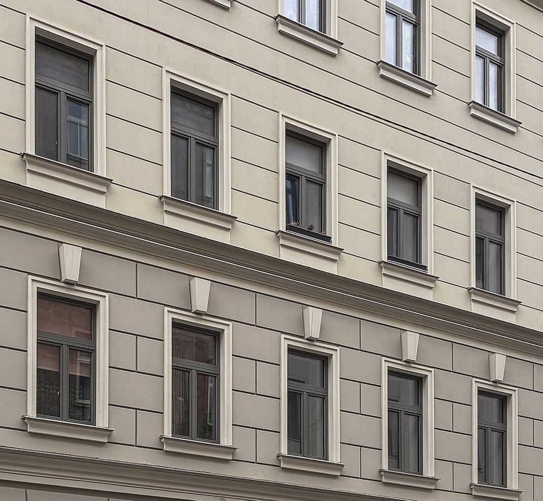 Dekorierte Gründerzeitfassade. Fenstertausch auf einschichtige Rahmenstockfenster mit schlanken Profilen und charakteristischer T-Teilung, um das historische Erscheinungsbild nachzuempfinden. 