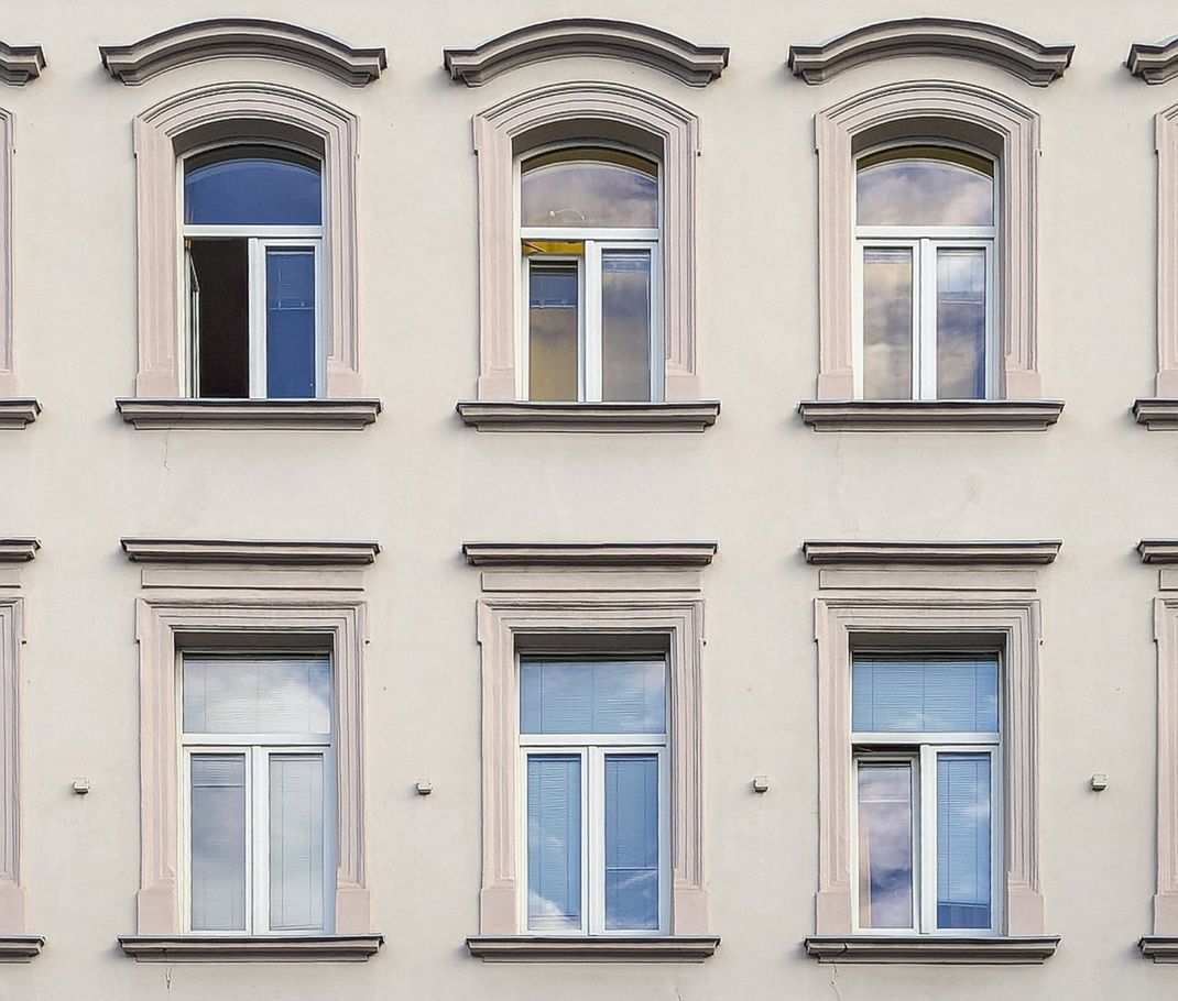 Dekorierte Gründerzeitfassade. Fenstertausch auf einschichtige Rahmenstockfenster mit schlanken Profilen und charakteristischer T-Teilung, um das historische Erscheinungsbild nachzuempfinden. 