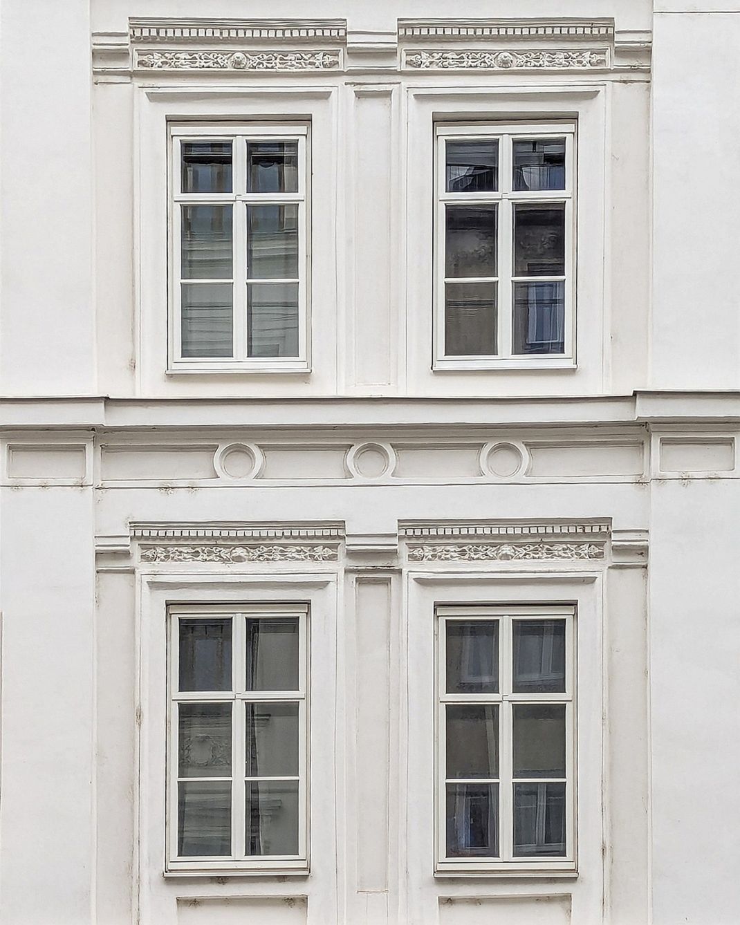 Dekorierte Gründerzeitfassade mit Erneuerung der historischen Kastenfenster. Der neue Außenflügel ist aus Aluminium, der Innenflügel wurde mit Isolierverglasung ausgeführt