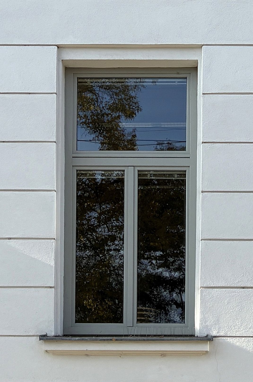 Entdekorierte Gründerzeitfassade. Fenstertausch auf einschichtige Rahmenstockfenster mit schlanken Profilen und  in zeitgemäßer Ausgestaltung.