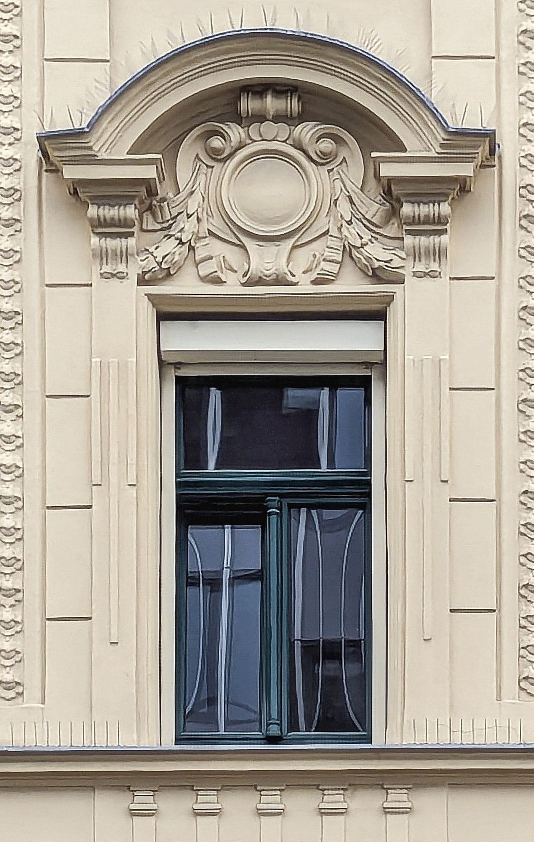 Dekorierte Gründerzeitfassade. Fenstertausch auf einschichtige Rahmenstockfenster mit schlankem Rahmen, historisch profiliertem Kämpfer bzw. Stulp und charakteristischer T-Teilung, um das historische Erscheinungsbild nachzuempfinden.