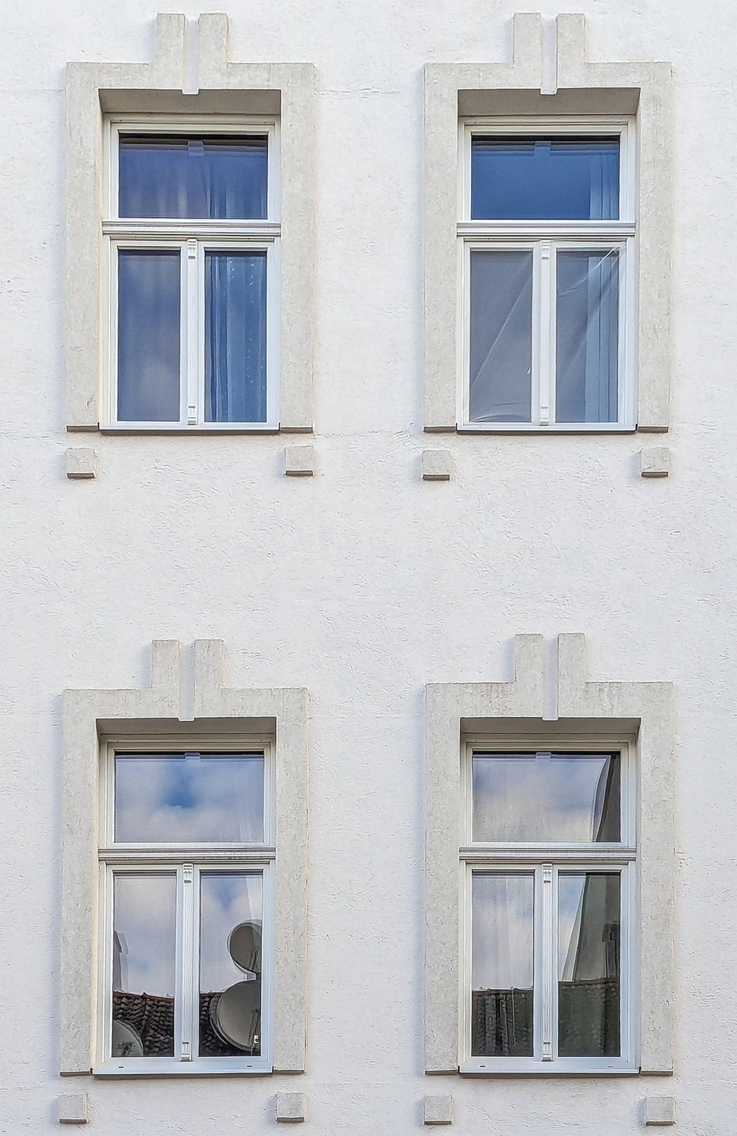 Dekorierte Gründerzeitfassade. Fenstertausch auf einschichtige Rahmenstockfenster mit schlankem Rahmen, historisch profiliertem Kämpfer bzw. Stulp und charakteristischer T-Teilung, um das historische Erscheinungsbild nachzuempfinden.