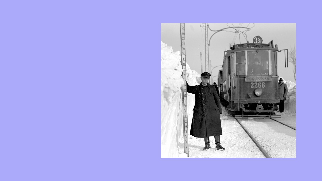 Historisches Foto einer Straßenbahn im tiefverschneiten Wien