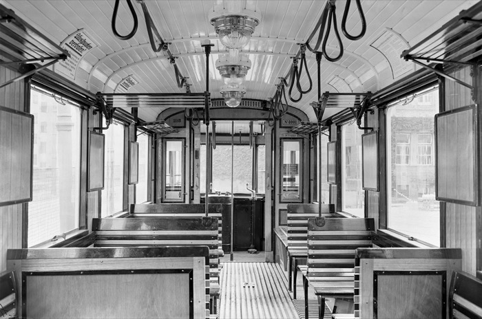 Innenansicht einer Straßenbahn aus den 1920er Jahren