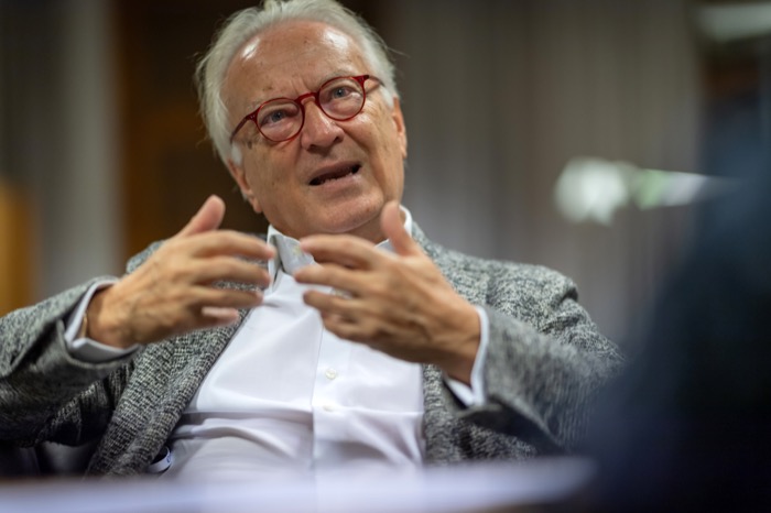 Portrait von Hannes Swoboda in einer Gesprächssituation