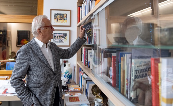 Hannes Swoboda greift nach einem Buch aus seiner Bibliothek/ dem BücherregalHannes Swoboda greift nach einem Buch aus seiner Bibliothek/ dem Bücherregal