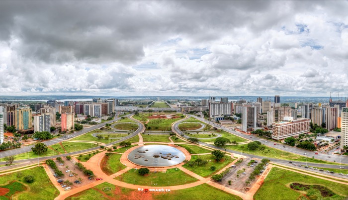 Aufnahme einer Parkanlange umgeben von hohen Wohnbauten in Brasilien