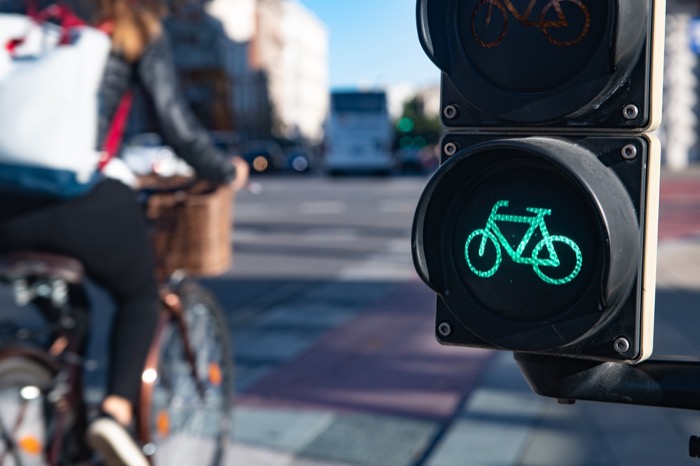Eine Ampel für Fahrradfahrer zeigt Grün