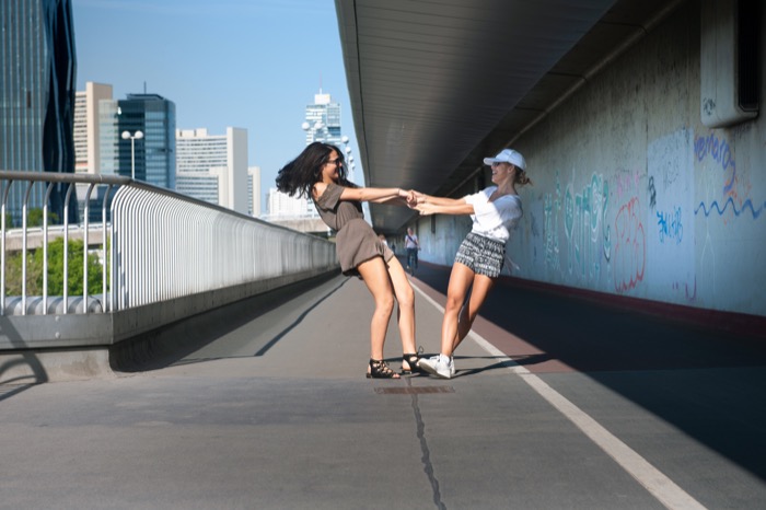 Zwei Mädchen spielen auf dem Fußweg der Reichsbrücke