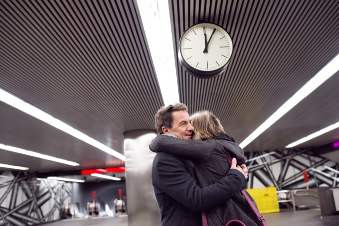 Ein Paar umarmt sich in einer U-Bahn-Station