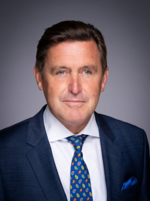 Ein Bild, das Menschliches Gesicht, Person, Kleidung, Krawatte enthält.

Automatisch generierte Beschreibung