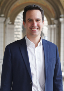 Portraitfoto von Christoph Wiederkehr