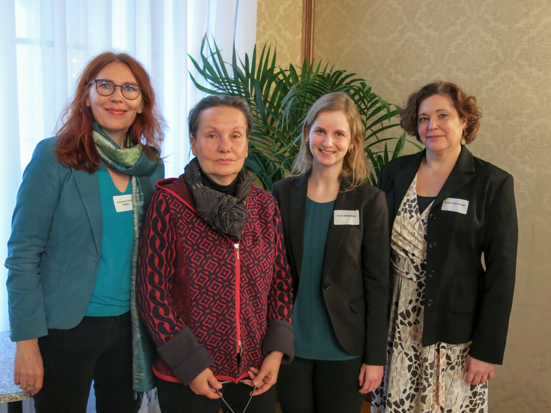 Zu sehen sind die vier Frauen (Alexandra Grasl-Akkilic, Maria Mesner, Sarah Höflechner und Anita Weichberger), die freundlich in die Kamera blicken.