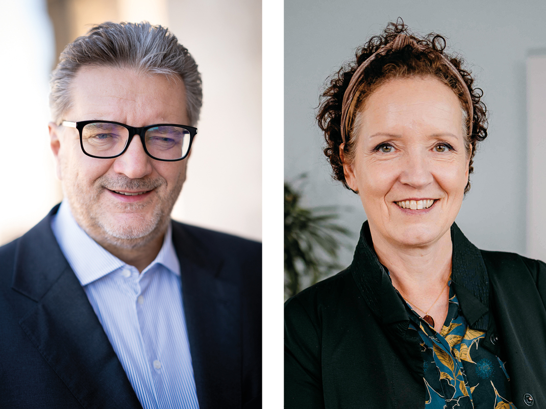 Links ein Portrait von Peter Hacker. Er trägt ein blau-weiß gestreiftes Hemd, darüber ein dunkelblaues Sakko und eine schwarze Brille. Er lächelt. Auf der rechten Seite ein Foto von Kristina Hametner. Sie trägt eine dunkelblaue geblümte Bluse und darüber ien dunkles Sakko. Sie lächelt.