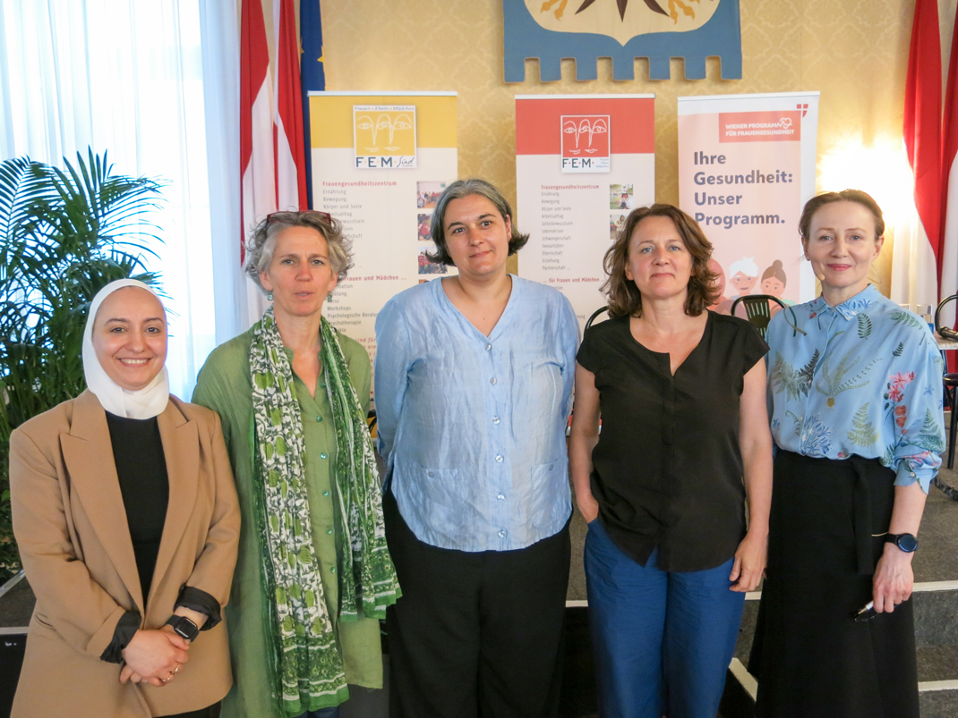 Die fünf Personen stehen für das Foto zusammen. Sie sind schick gekleidet und schauen in die Kamera.