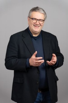Portrait von Peter Hacker. Er ist amtsführender Stadtrat für Soziales, Gesundheit und Sport