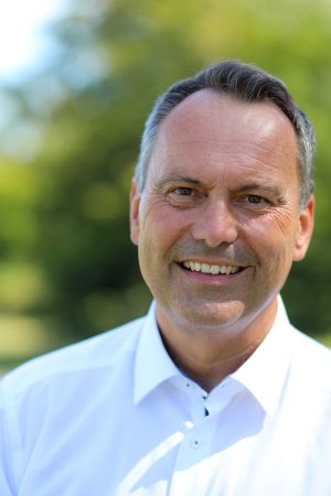 Portrait von Andreas Januskovecz. Er ist Bereichsleiter für Klimaangelegenheiten.