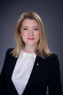 Portrait von Frau Bettina Emmerling. Sie ist Vizebürgermeisterin und Amtsführende Stadträtin für Bildung, Jugend, Integration, Transparenz und Märkte