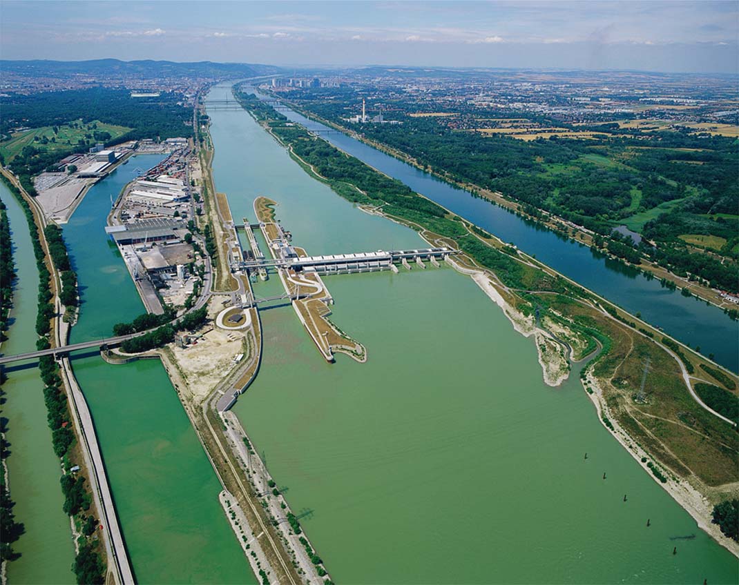Luftaufnahme vom Kraftwerk Freudenau an der Donau.