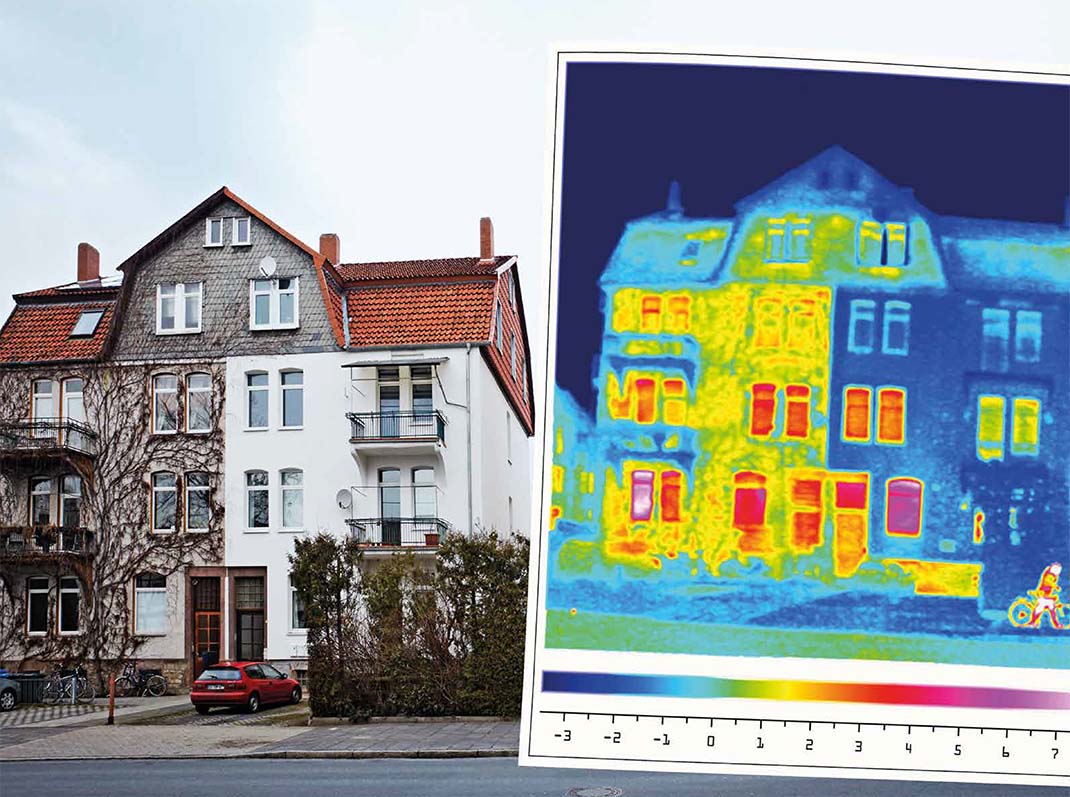 Bild von einem Haus im Vergleich mit einem Bild der Wärmebildkamera. 