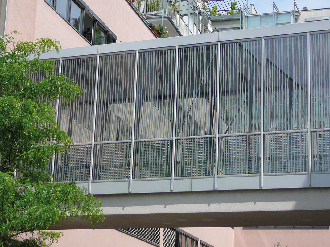 Foto von einer Glaswand mit schwarzen, vertikale Streifen zum Verhindert des Vogelanpralls.