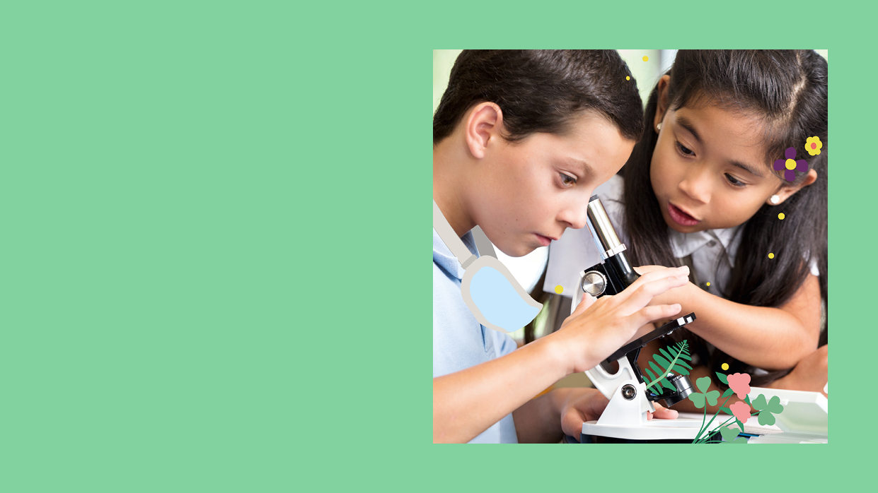 Kapitelbild: Zwei Kinder, ein Bub und ein Mädchen – hantieren mit einem Mikroskop.