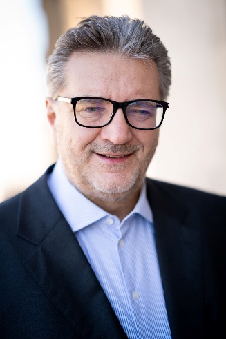 Formal portrait of executive City Councilor Peter Hacker: He is wearing a blue blazer.
