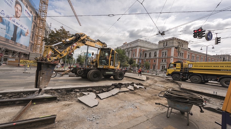 Kapitelbild: The photo shows a construction site in Vienna. Broken pieces of concrete are visible. (Copyright: Manfred Helmer)