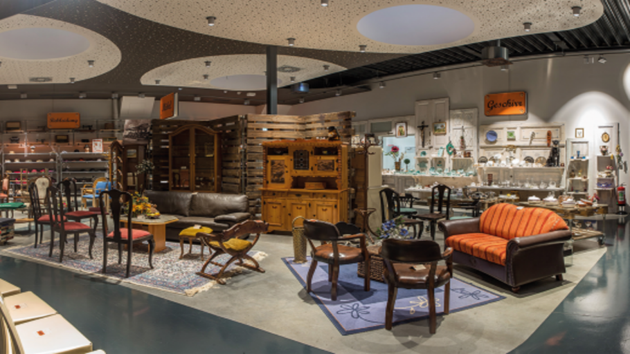 Kapitelbild: The photo shows a room at 48er-Tandler of Municipal Department 48 – Waste Management, Street Cleaning and Vehicle Fleet. Chairs, tables, and shelves can be seen. (Copyright: Christian Houdek)