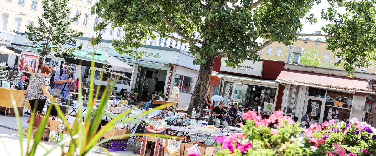 Bäume, Marktstände und Pflanzen; Copyright: Christian Fürthner
