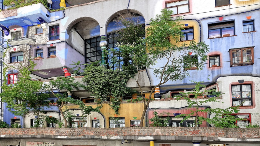 Kapitelbild: Das Hundertwasserhaus mit bunter Fassade und Bäumen davor
(c) Pixabay