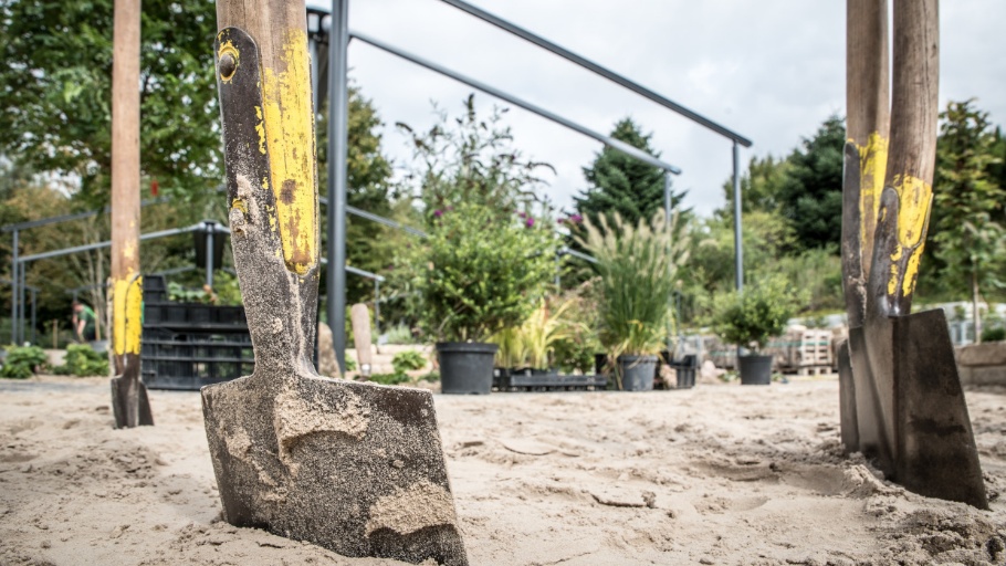 Kapitelbild: ein Sandboden, in dem mehrere Schaufeln stecken.
(c) Pixabay
