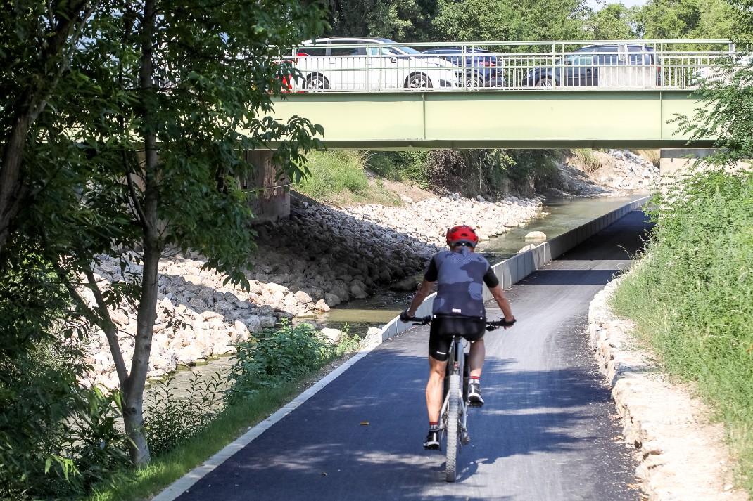 Radfahrer fährt neben Liesing auf Unterführung zu.
Copyright: Fürthner