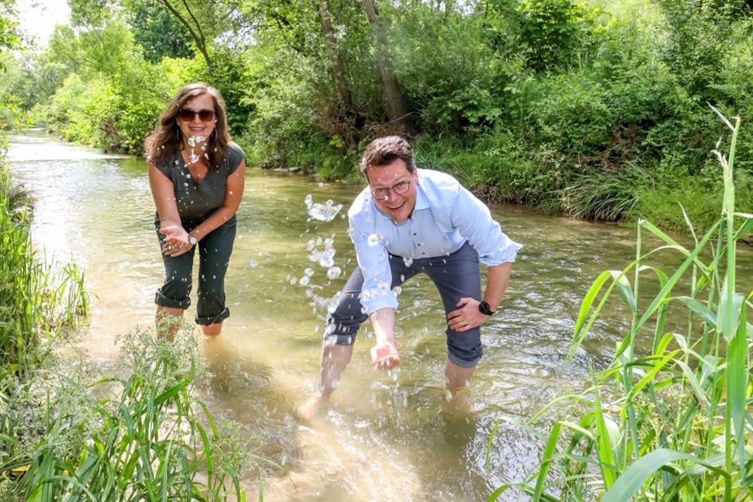 Stadträtin Sima und Stadtrat Czernohorszky stehen im Liesingbach und planschen im Wasser
Copyright: Wiener Gewässer