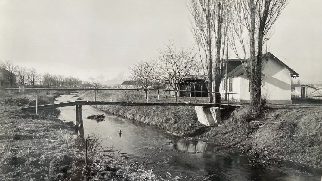 Historische Aufnahme der Liesing mit Brücke und Häuschen am Ufer