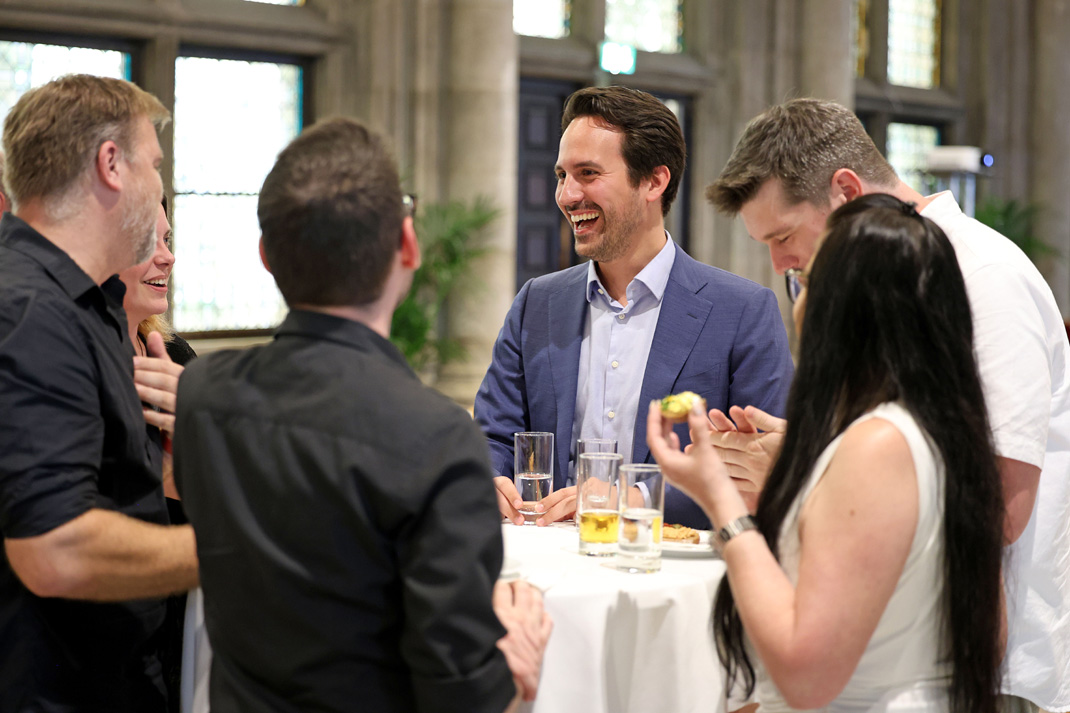 Vizebürgermeister Christoph Wiederkehr im Gespräch mit Führungskräften der MA 35
Copyright: Martin Votava - Kommunikation und Medien