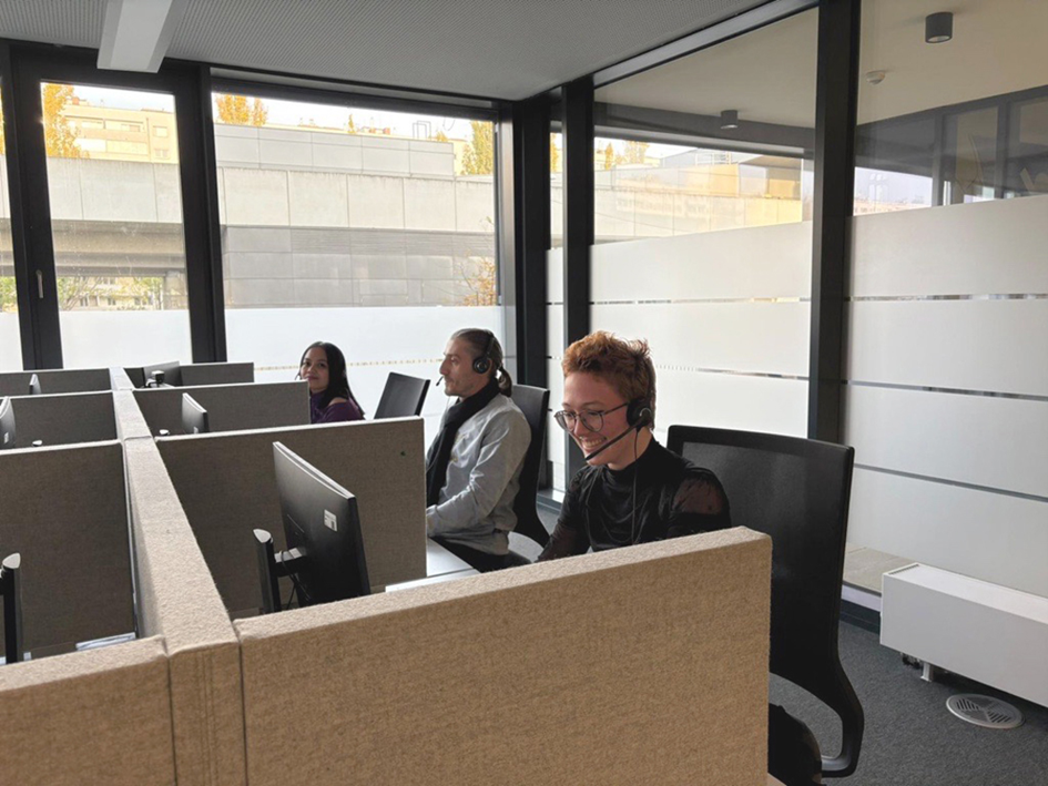 Mitarbeiter*innen im telefonischen Servicecenter