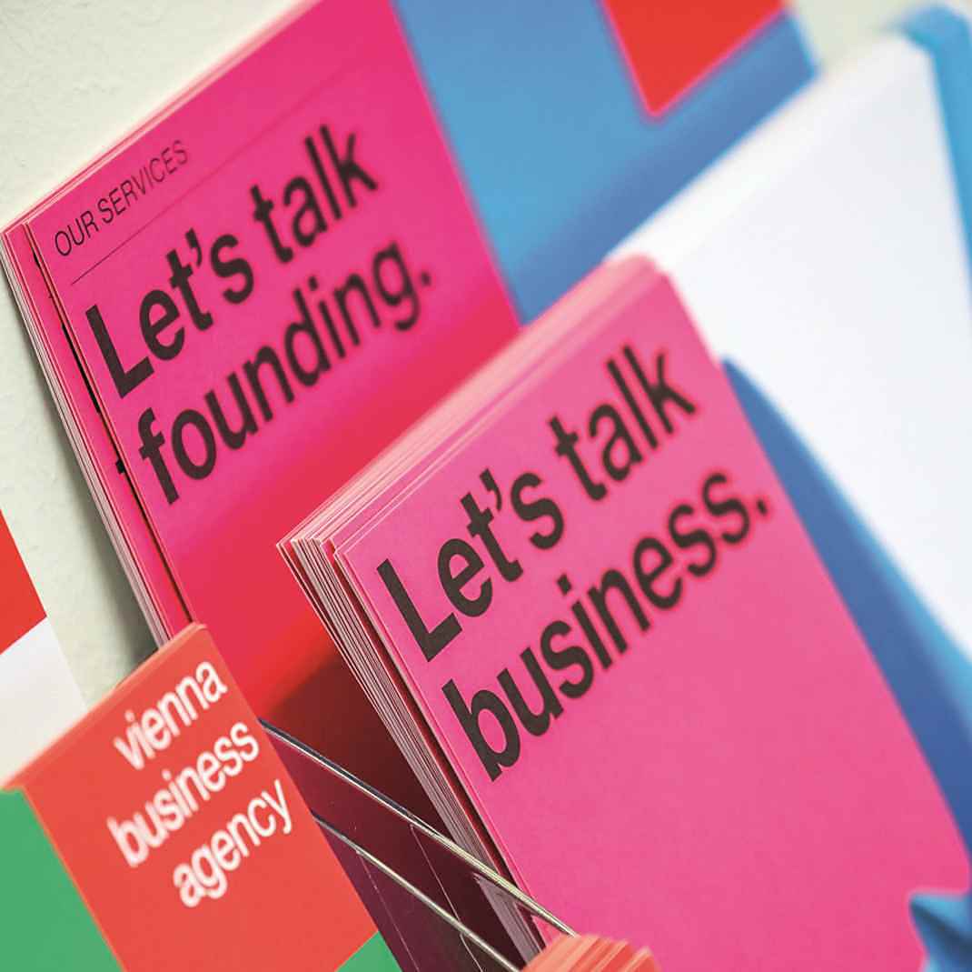 Folder in englischer Sprache mit den Titeln „vienna business agency“ und „Let’s talk business“