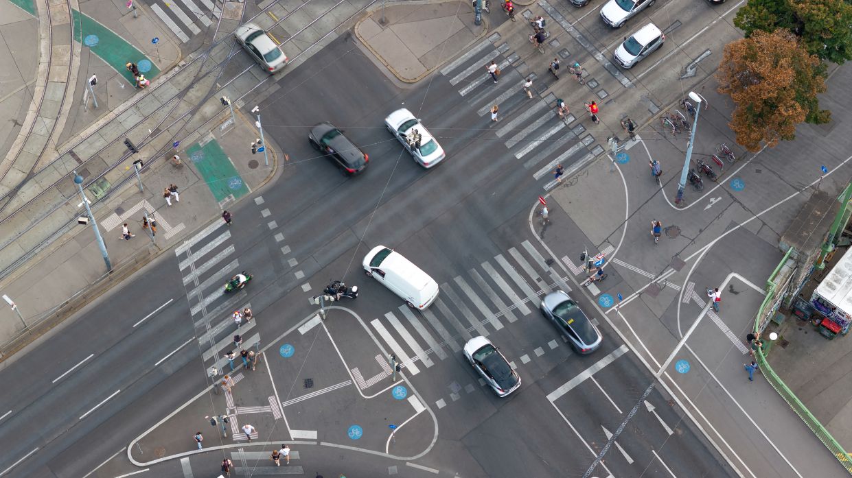 Kapitelbild: Eine Kreuzung von oben, mit verschiedenen Verkehrsteilnehmer*innen: Fußgänger*innen, Autos, Lastwägen und Radfahrer*innen.

(c) Stadt Wien / Gerd Götzenbrucker 