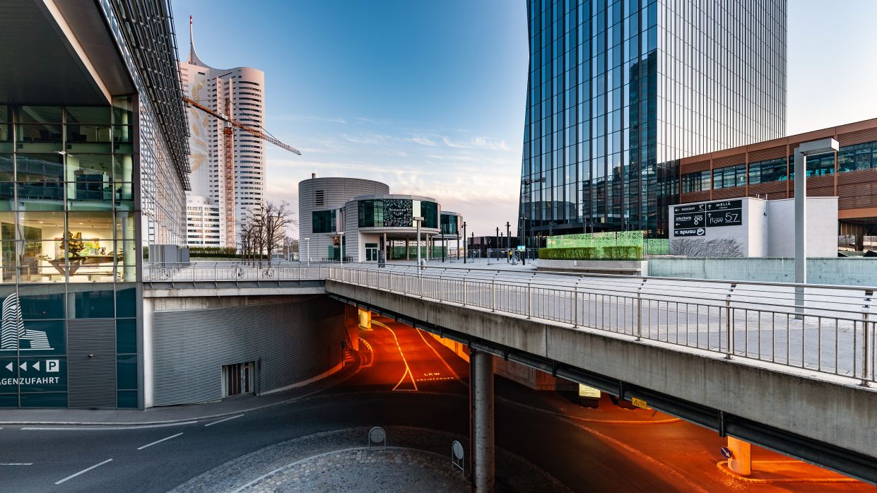 Kapitelbild: Ganz links im Bild ist das Hochhaus Neue Donau in Wien, daneben der DC Tower. Aus diesem Blickwinkel sieht man die darunterliegende Unterführung die orange Beleuchtet ist. © Stadt Wien / Gerd Götzenbrucker