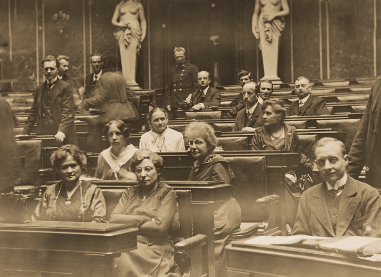 © Die ersten Frauen im Parlament, ONB_Wien, 116074C