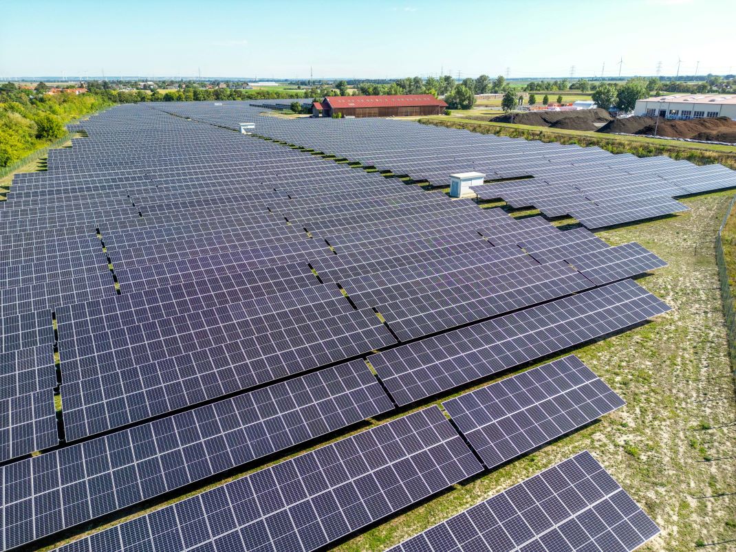 Ein Bild der Photovoltaik Schafflerhofstraße das eine  Photovoltaikanlage enthält.