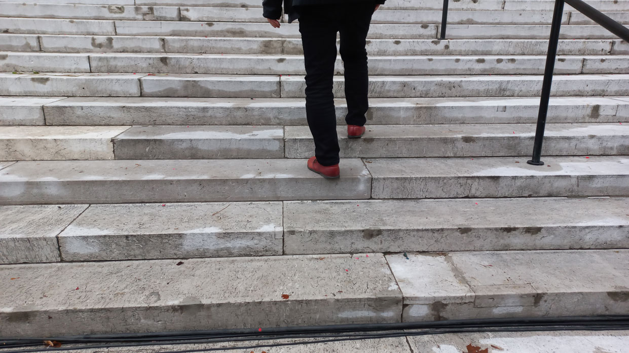 Kapitelbild: Ein Mann geht Treppen hoch, Copyright PUMA